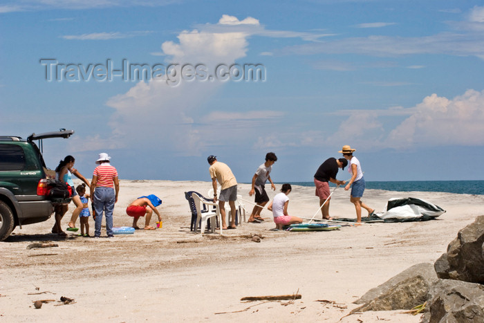 panama351: Panama province - a family sets up a gazebo at the beach - photo by H.Olarte - (c) Travel-Images.com - Stock Photography agency - Image Bank