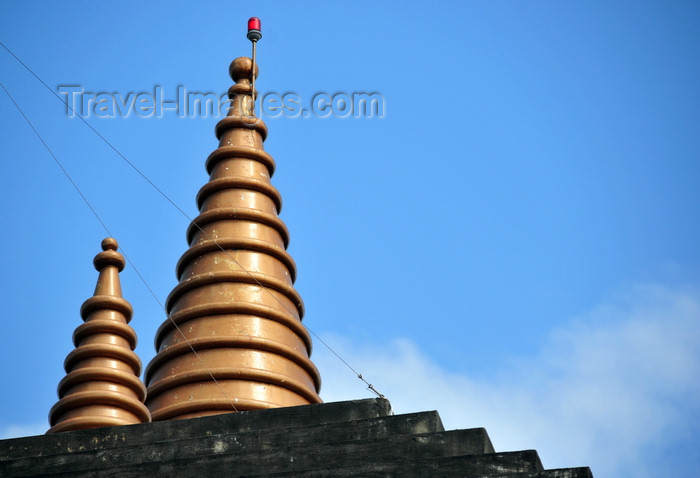 panama357: Panama City / Ciudad de Panamá: Hindu temple - golden cones on the roof top - Templo Hindú - photo by M.Torres - (c) Travel-Images.com - Stock Photography agency - Image Bank