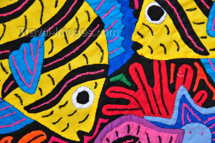 panama367: Panama City / Ciudad de Panamá: Amador causeway - Kuna textiles - mola with fish for sale at Isla Perico - Amerindian art - photo by M.Torres - (c) Travel-Images.com - Stock Photography agency - Image Bank