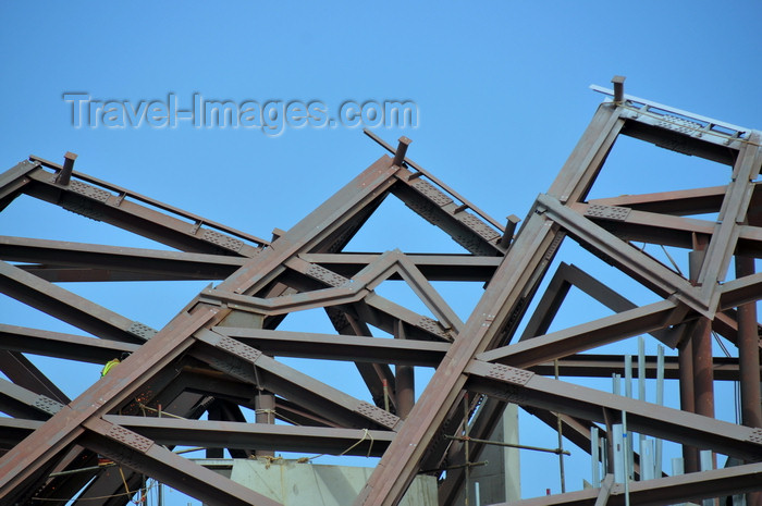 panama371: Panama City / Ciudad de Panamá: Amador causeway - steel beams - roof structure of the Bridge of Life Museum of Biodiversity, architect Frank Gehry - photo by M.Torres - (c) Travel-Images.com - Stock Photography agency - Image Bank