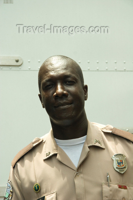 panama38: Panama - Panama City - Policeman in San Felipe, El Casco Viejo  - photo by D.Smith - (c) Travel-Images.com - Stock Photography agency - Image Bank