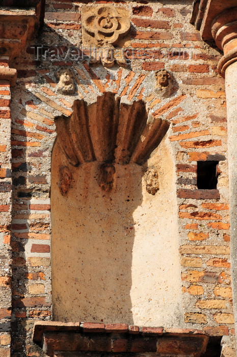 panama386: Panama City / Ciudad de Panamá: Casco Viejo - empty niche decorated with angels - ruins of the old Jesuit convent - ruinas del Antiguo Convento de la Compañía de Jesús - niche - photo by M.Torres - (c) Travel-Images.com - Stock Photography agency - Image Bank