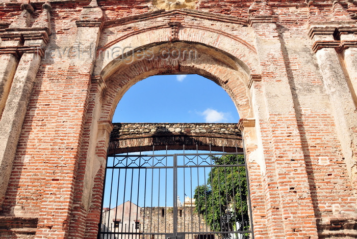 panama390: Panama City / Ciudad de Panamá: Casco Viejo - ruins of the Santo Domingo convent - gate and the flat arch - Ruinas del Antiguo Convento de Santo Domingo - photo by M.Torres - (c) Travel-Images.com - Stock Photography agency - Image Bank