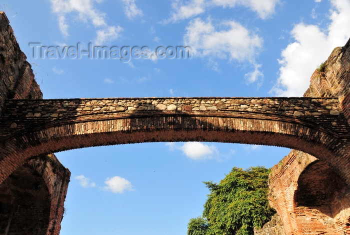 panama391: Panama City / Ciudad de Panamá: Casco Viejo - flat arch and sky - ruins of the Santo Domingo convent - Convento de Santo Domingo - arco chato - photo by M.Torres - (c) Travel-Images.com - Stock Photography agency - Image Bank