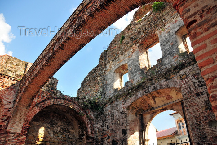 panama392: Panama City / Ciudad de Panamá: Casco Viejo - flat arch that once supported the choir - ruins of the Santo Domingo convent - Convento de Santo Domingo - arco chato que sirvió para sostener el coro alto - photo by M.Torres - (c) Travel-Images.com - Stock Photography agency - Image Bank