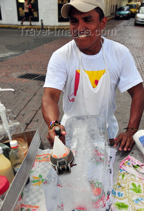 panama393: Panama City / Ciudad de Panamá: Casco Viejo - preparing a snow cone - shave ice - raspado - kakigori - piragua - photo by M.Torres - (c) Travel-Images.com - Stock Photography agency - Image Bank