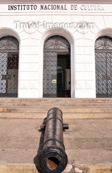 panama397: Panama City / Ciudad de Panamá: Casco Viejo - Plaza de Francia - Spanish cannon at the National Institute for Culture, former Supreme Court - Instituto Nacional de Cultura, ex-Corte Suprema de Justicia - photo by M.Torres - (c) Travel-Images.com - Stock Photography agency - Image Bank