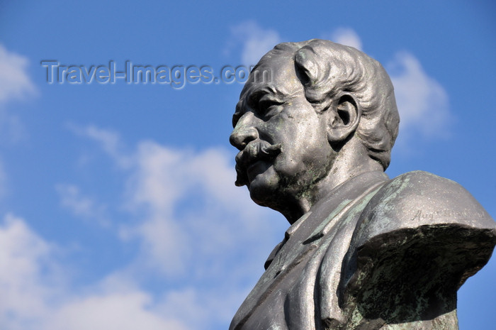 panama403: Panama City / Ciudad de Panamá: Casco Viejo - Plaza de Francia - bust of Ferdinand de Lesseps, developer of the Suez Canal, took the first steps towards the construction of the Panama canal - photo by M.Torres - (c) Travel-Images.com - Stock Photography agency - Image Bank