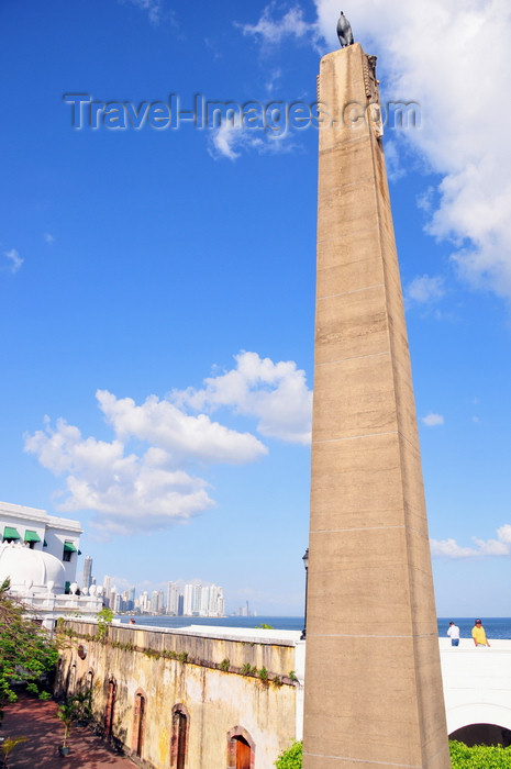 panama405: Panama City / Ciudad de Panamá: Casco Viejo - Plaza de Francia - obelisk and the Bovedas promenade - photo by M.Torres - (c) Travel-Images.com - Stock Photography agency - Image Bank