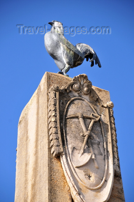 panama406: Panama City / Ciudad de Panamá: Casco Viejo - Plaza de Francia - French cockrel, pickaxe and shovel - obelisk - photo by M.Torres - (c) Travel-Images.com - Stock Photography agency - Image Bank