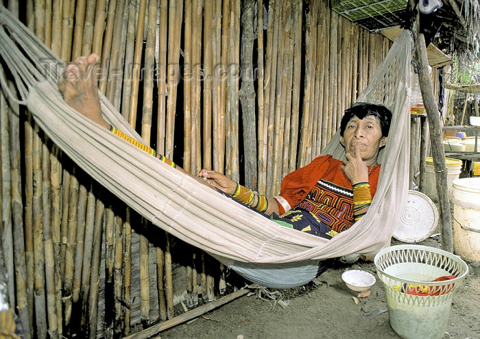 panama41: Panama - comarca Kuna Yala - San Blas Islands: Kuna woman in an hammock - photo by A.Walkinshaw - (c) Travel-Images.com - Stock Photography agency - Image Bank