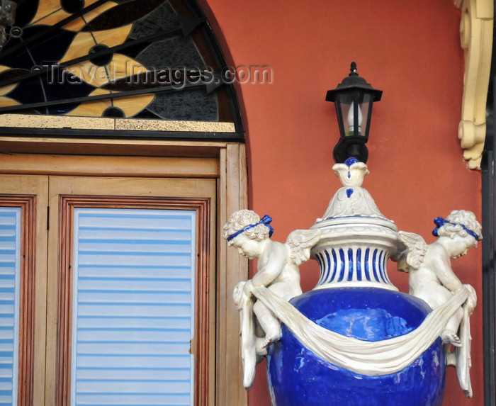 panama419: Panama City / Ciudad de Panamá: Casco Viejo - Plaza Bolivar - Hotel Colombia - vase on balcony - photo by M.Torres - (c) Travel-Images.com - Stock Photography agency - Image Bank