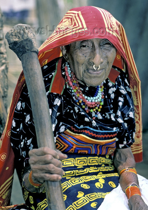 panama42: Panama - comarca Kuna Yala - San Blas Islands: woman with a pestle - photo by A.Walkinshaw - (c) Travel-Images.com - Stock Photography agency - Image Bank