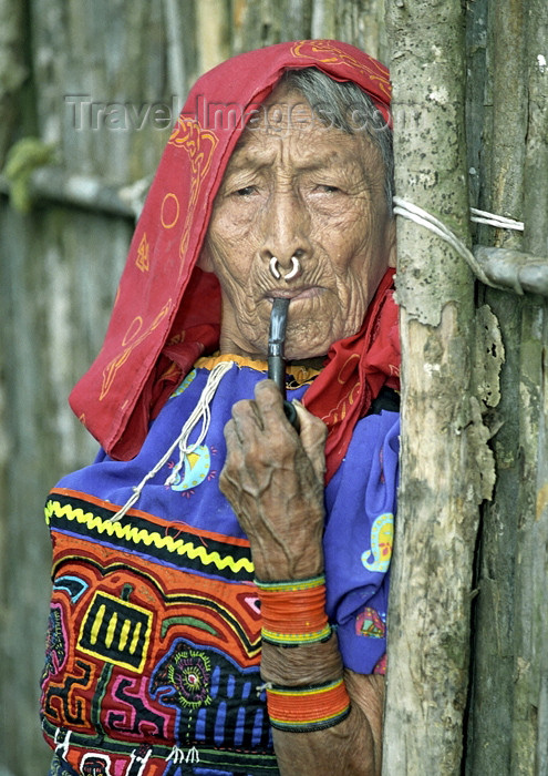 panama43: Panama - comarca Kuna Yala - San Blas Islands: Kuna woman - mola and pipe - photo by A.Walkinshaw - (c) Travel-Images.com - Stock Photography agency - Image Bank