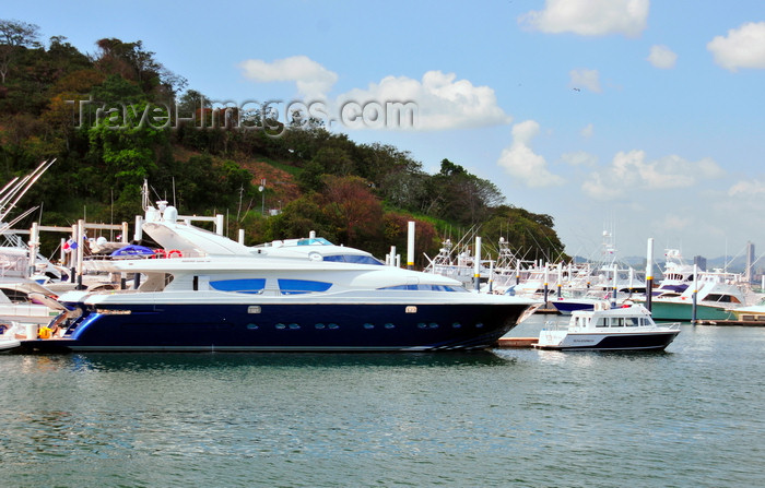 panama437: Panama City / Ciudad de Panama: Flamengo island marina - Amador causeway - photo by M.Torres - (c) Travel-Images.com - Stock Photography agency - Image Bank