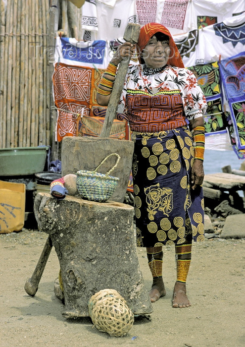 panama44: Panama - comarca Kuna Yala - San Blas Islands: Kuna woman and mortar to make corn flour - photo by A.Walkinshaw - (c) Travel-Images.com - Stock Photography agency - Image Bank