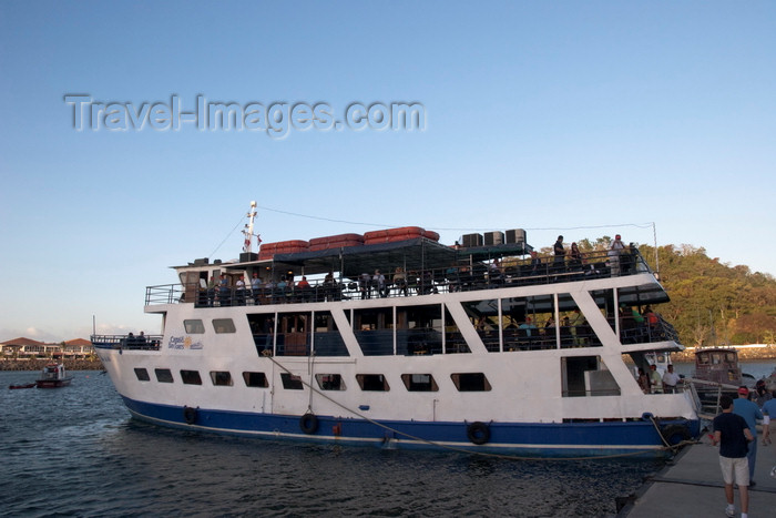 panama440: Panama City / Ciudad de Panama: Tourists entering Canal and Bay Tours Ship for a ride through the Panama Canal - Amador  - photo by H.Olarte - (c) Travel-Images.com - Stock Photography agency - Image Bank