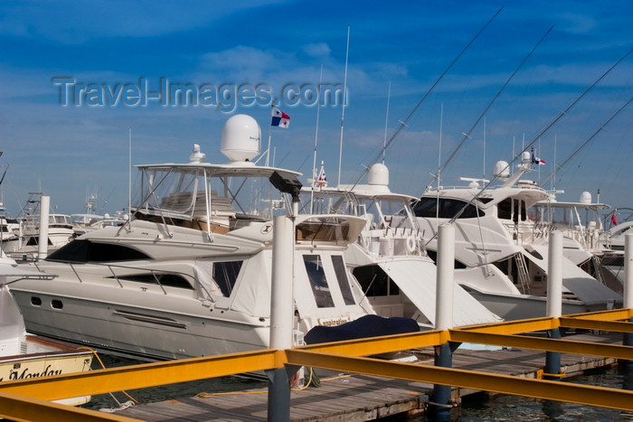 panama442: Panama City / Ciudad de Panama: yachts at Amador Causeway Marina, Flamenco island  - photo by H.Olarte - (c) Travel-Images.com - Stock Photography agency - Image Bank