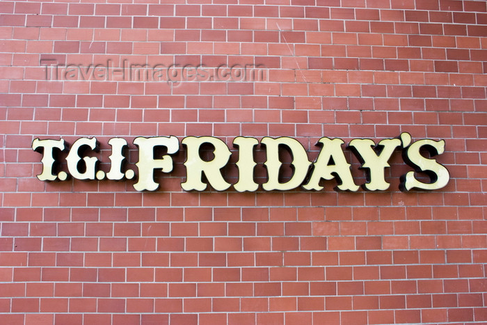 panama447: Panama City / Ciudad de Panama: T.G.I. Friday's sign - Amador Causeway  - photo by H.Olarte - (c) Travel-Images.com - Stock Photography agency - Image Bank