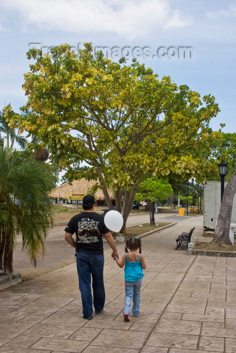 panama449: Panama City / Ciudad de Panama: man strolling with his daughter - balloon - Amador Causeway  - photo by H.Olarte - (c) Travel-Images.com - Stock Photography agency - Image Bank
