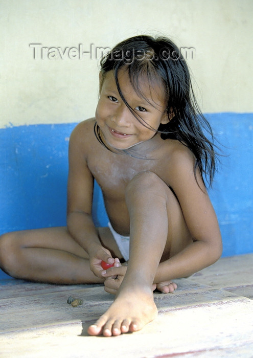 panama45: Panama - comarca Kuna Yala - San Blas Islands: schoolgirl - Kuna child - indian girl - photo by A.Walkinshaw - (c) Travel-Images.com - Stock Photography agency - Image Bank