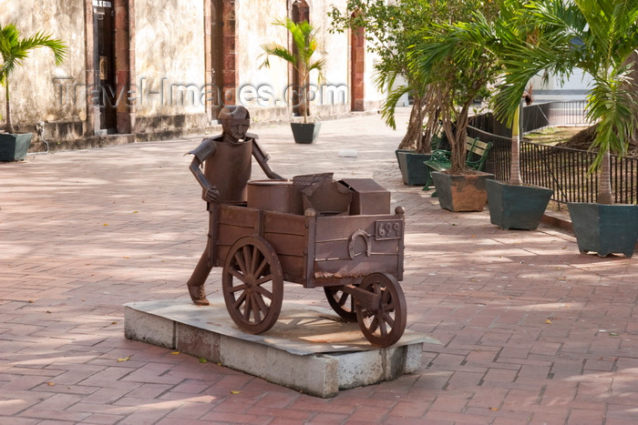 panama460: Panama City / Ciudad de Panama: street sculpture near Panama's National Culture Institute - cart- Plaza de Francia - Old Quarter  - photo by H.Olarte - (c) Travel-Images.com - Stock Photography agency - Image Bank