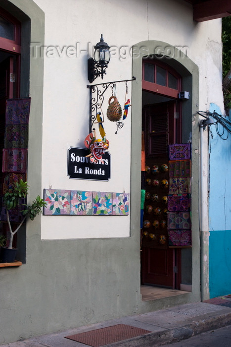 panama462: Panama City / Ciudad de Panama: La Ronda souvenir store - Calle primera - Old Quarter - Casco Viejo  - photo by H.Olarte - (c) Travel-Images.com - Stock Photography agency - Image Bank