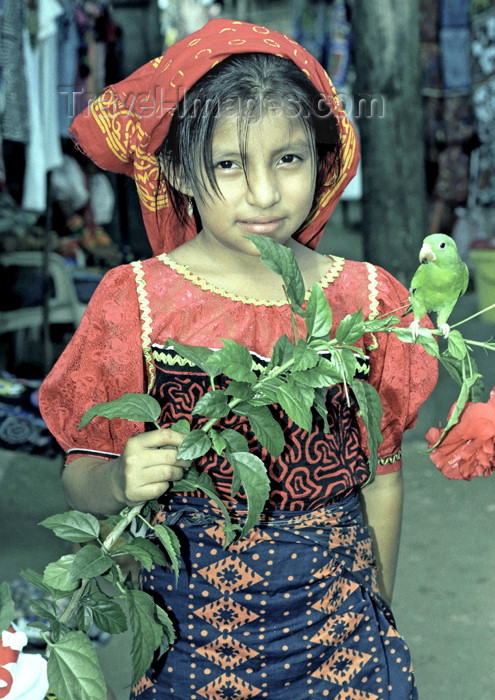 panama47: Panama - comarca Kuna Yala - San Blas Islands: Kuna girl with parrot - photo by A.Walkinshaw - (c) Travel-Images.com - Stock Photography agency - Image Bank