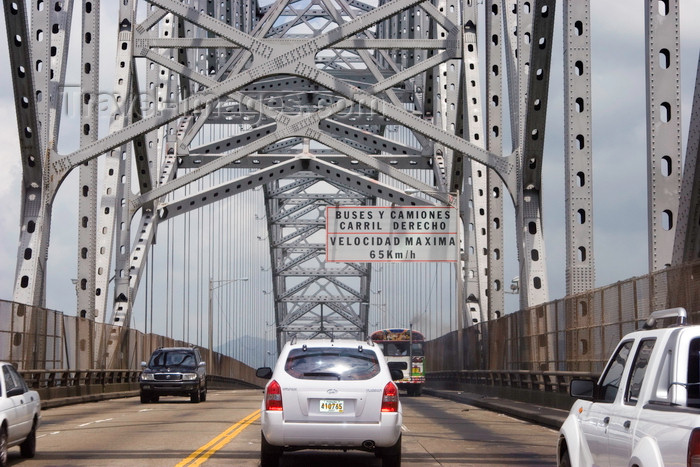 panama471: Panama City / Ciudad de Panama: Puente de Las Americas - Bridge of the Americas - over the Panama Canal - traffic from Balboa crossings the Panama Canal  - photo by H.Olarte - (c) Travel-Images.com - Stock Photography agency - Image Bank