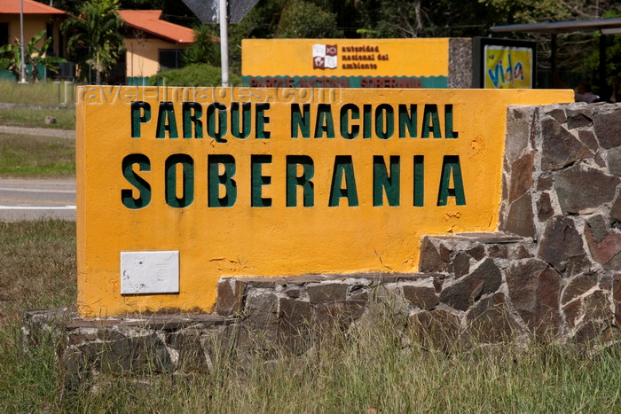 panama481: Panama City / Ciudad de Panama: Sovereignty National Park - Parque Nacional Soberania - entrance - includes Summit botanical gardens and a zoo  - photo by H.Olarte - (c) Travel-Images.com - Stock Photography agency - Image Bank