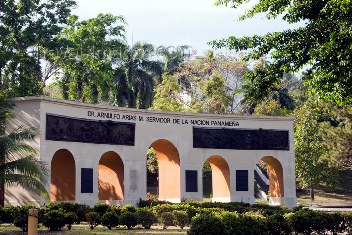 panama483: Panama City / Ciudad de Panama: arches of Dr. Arnulfo Arias Madrid Memorial - thrice president of Panama - Balboa  - photo by H.Olarte - (c) Travel-Images.com - Stock Photography agency - Image Bank