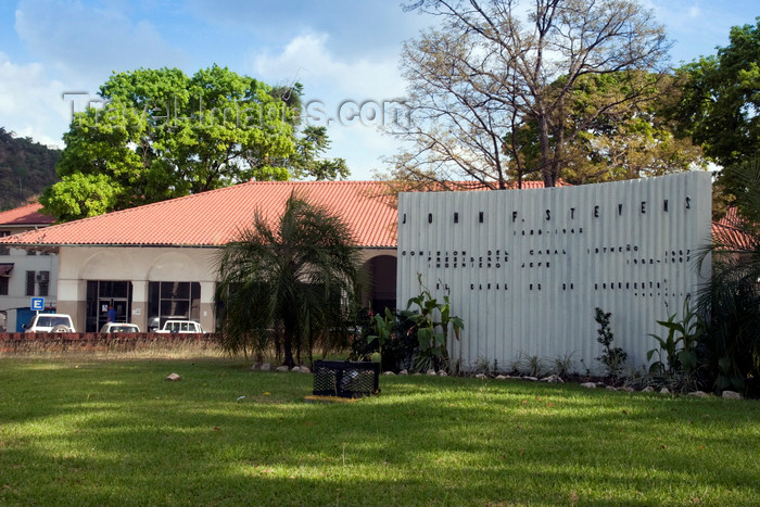 panama487: Panama City / Ciudad de Panama: John Frank Stevens memorial - chief engineer of the canal, he also built the Great Northern Railway in the US and worked on the Trans-Siberian Railway - Balboa Post Office in the background - Balboa  - photo by H.Olarte - (c) Travel-Images.com - Stock Photography agency - Image Bank