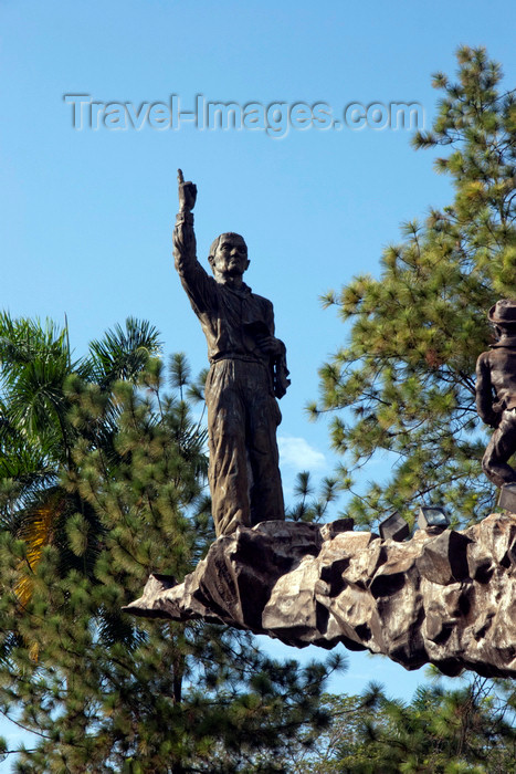 panama489: Panama City / Ciudad de Panama: statue at Dr. Arnulfo Arias Madrid Memorial - pointing at the sky, Balboa  - photo by H.Olarte - (c) Travel-Images.com - Stock Photography agency - Image Bank