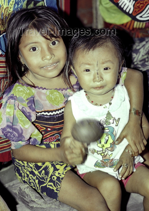 panama49: Panama - comarca Kuna Yala - San Blas Islands: sisters - Kuna girls - photo by A.Walkinshaw - (c) Travel-Images.com - Stock Photography agency - Image Bank