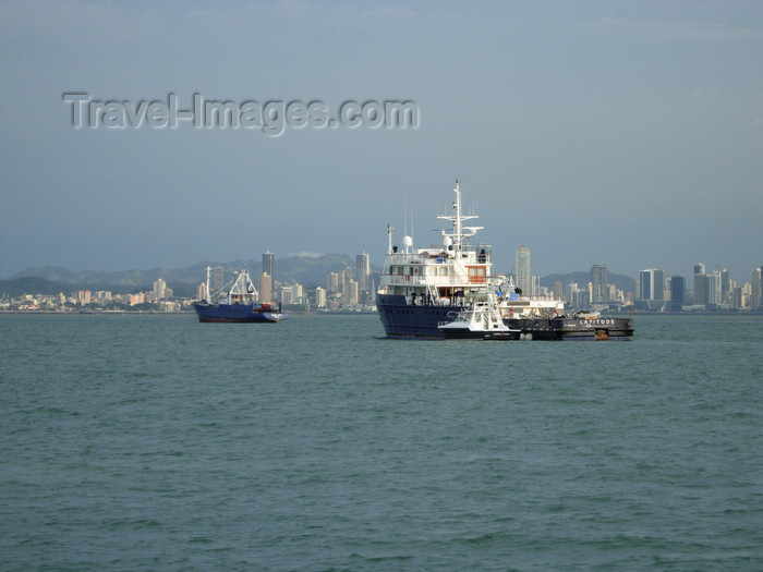 panama51: Panama - Panama City - city and boats from the Pacific Ocean - photo by D.Smith - (c) Travel-Images.com - Stock Photography agency - Image Bank