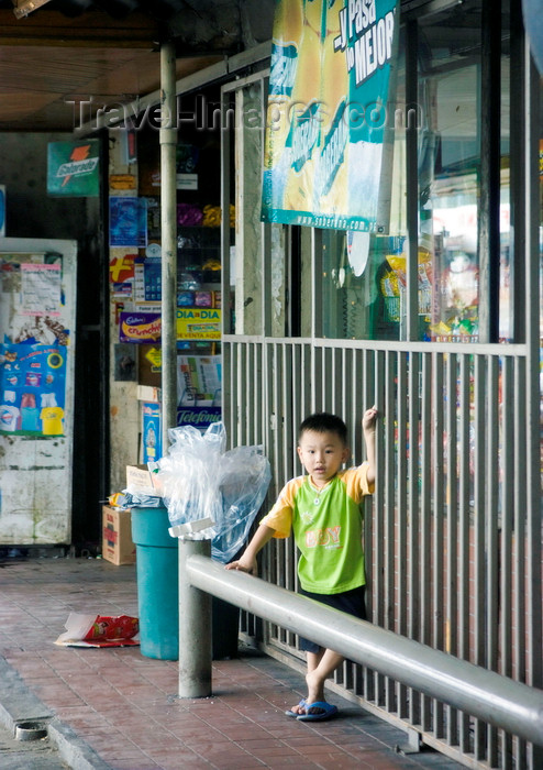 panama512: La Chorrera, Panama province: Chinese toddler at grocery shop - most grocery stores in Panama are owned and operated by the Chinese minority - photo by H.Olarte - (c) Travel-Images.com - Stock Photography agency - Image Bank