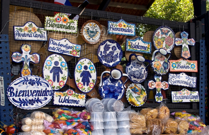 panama534: El Valle de Anton, Cocle province, Panama: arts and crafts for sale at the market - photo by H.Olarte - (c) Travel-Images.com - Stock Photography agency - Image Bank