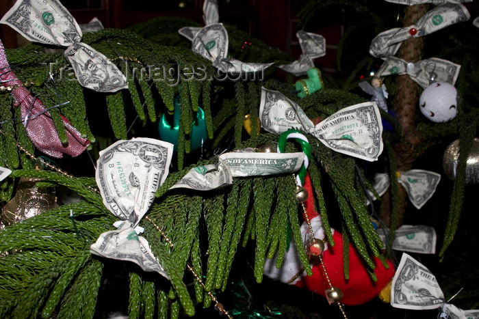 panama540: El Valle de Anton, Cocle province, Panama: Christmas tree with dollar bills as ornaments - arvore das patacas - photo by H.Olarte - (c) Travel-Images.com - Stock Photography agency - Image Bank