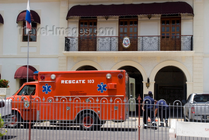 panama545: Penonomé, Coclé province, Panama: a rescue team from the firesquad brigade entering the Government building - ambulance - photo by H.Olarte - (c) Travel-Images.com - Stock Photography agency - Image Bank