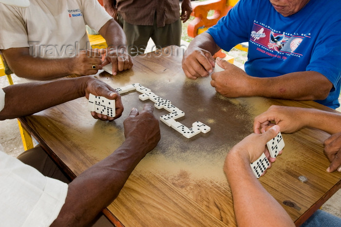 panama557: Anton, Cocle province, Panama: four men playing dominoes - table view - photo by H.Olarte - (c) Travel-Images.com - Stock Photography agency - Image Bank