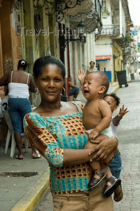 panama56: Panama - Panama City - mother and baby - photo by D.Smith - (c) Travel-Images.com - Stock Photography agency - Image Bank