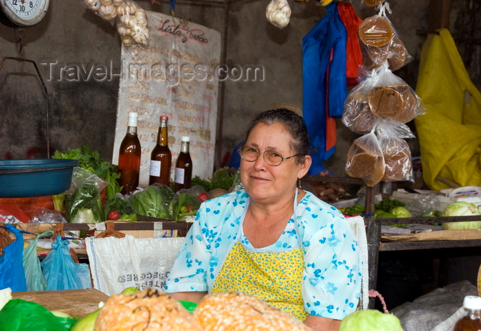 panama560: Penonomé, Coclé province, Panama: woman at her produce market stall - Public Market - photo by H.Olarte - (c) Travel-Images.com - Stock Photography agency - Image Bank