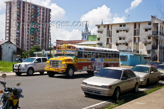 panama564: Colón, Panama: Red Devil bus - diablo rojo - photo by H.Olarte - (c) Travel-Images.com - Stock Photography agency - Image Bank