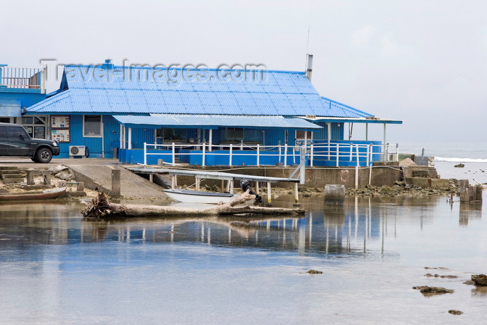 panama585: Galeta Island, Colón province, Panama:  the blue building of Galeta Point Marine Laboratory, Smithsonian Tropical Research Institute - photo by H.Olarte - (c) Travel-Images.com - Stock Photography agency - Image Bank