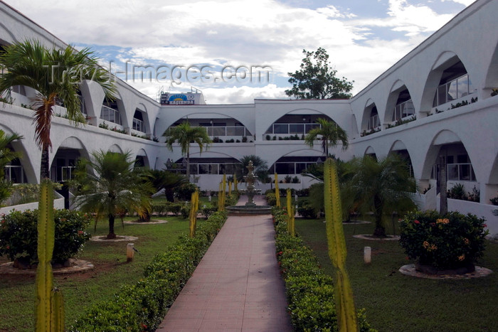 panama597: Santiago de Veraguas, Panama: inner court at Hotel La Hacienda - photo by H.Olarte - (c) Travel-Images.com - Stock Photography agency - Image Bank