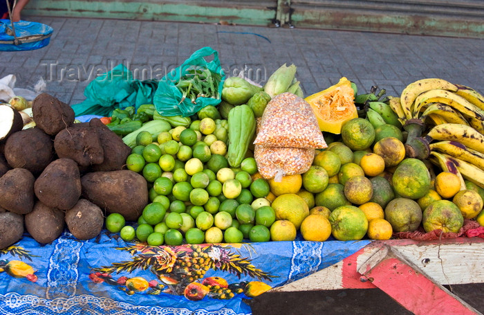 panama606: Santiago de Veraguas, Panama: yams, limes, corn, oranges, bananas and chayotes for sale at El Mosquero market - photo by H.Olarte - (c) Travel-Images.com - Stock Photography agency - Image Bank