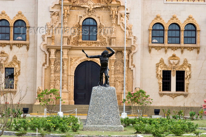 panama609: Santiago de Veraguas, Panama: Escuela Normal Juan Demostenes Arosemena - gate and statue of a native American - photo by H.Olarte - (c) Travel-Images.com - Stock Photography agency - Image Bank