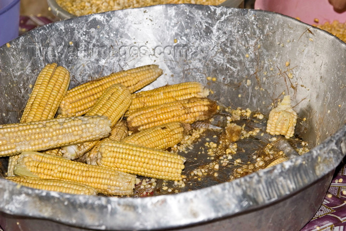 panama618: La Villa, Azuero, Los Santos province, Panama: corn cobs on a metal pan at El Ciruelo folk food place - photo by H.Olarte - (c) Travel-Images.com - Stock Photography agency - Image Bank