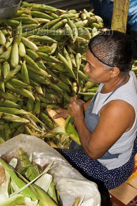 panama619: La Villa, Azuero, Los Santos province, Panama: woman peeling corn cobs to make folk food at El Ciruelo - photo by H.Olarte - (c) Travel-Images.com - Stock Photography agency - Image Bank