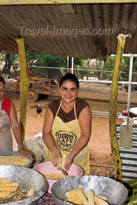 panama620: La Villa, Azuero, Los Santos province, Panama: woman smiles at the camera while peeling corn cobs at El Ciruelo folk food place - photo by H.Olarte - (c) Travel-Images.com - Stock Photography agency - Image Bank